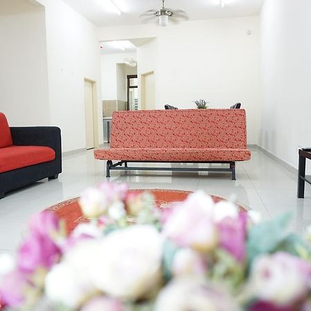 Warisan Indah Homestay near KLIA Сепанг Екстериор снимка