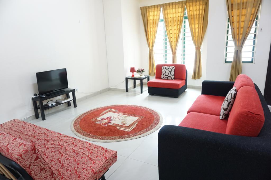Warisan Indah Homestay near KLIA Сепанг Екстериор снимка