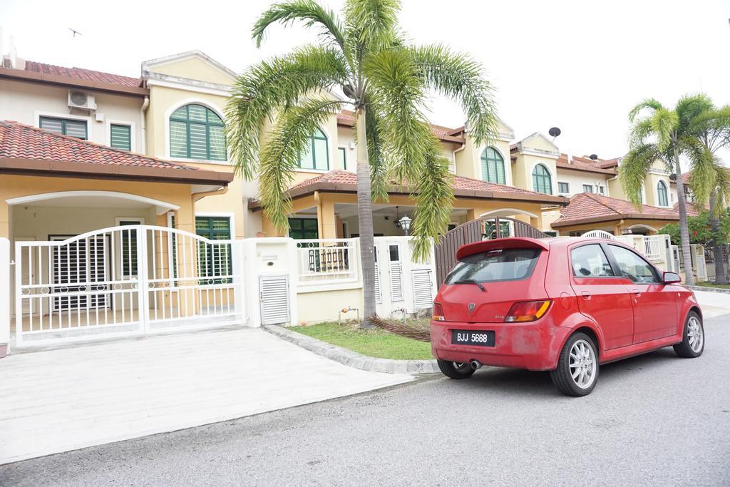 Warisan Indah Homestay near KLIA Сепанг Екстериор снимка