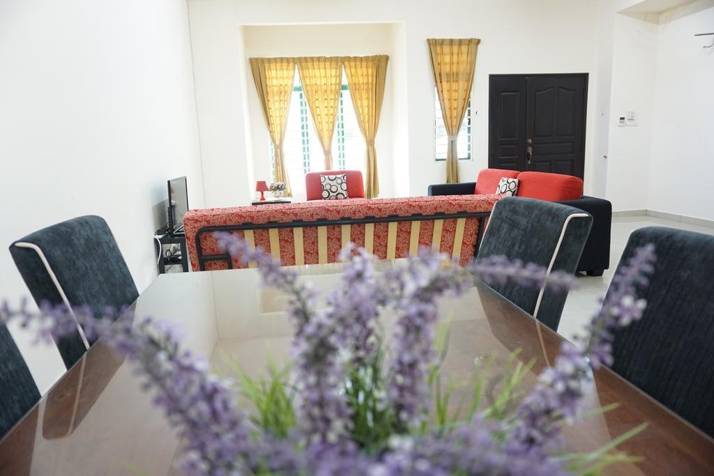 Warisan Indah Homestay near KLIA Сепанг Екстериор снимка