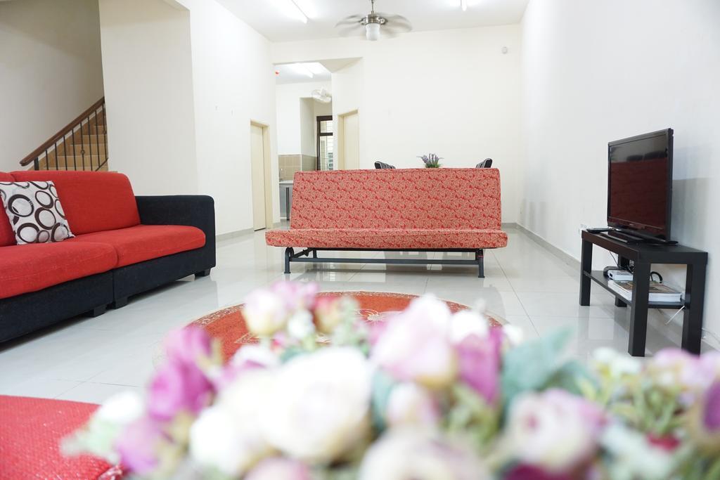 Warisan Indah Homestay near KLIA Сепанг Екстериор снимка